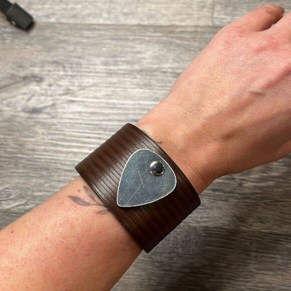 Nashville brown cuff with silver guitar pick - Picture 1 of 5